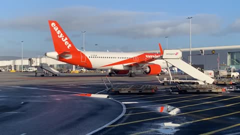 EasyJet A320Neo Arriving into Gate 36