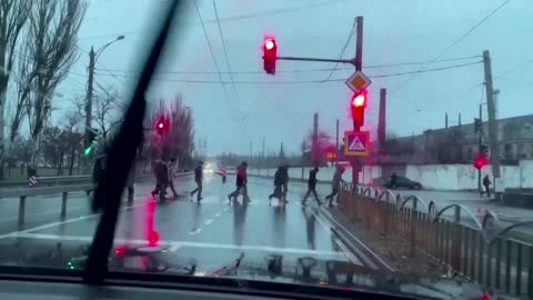 Ukrainian soldiers seen taking up position in Mariupol