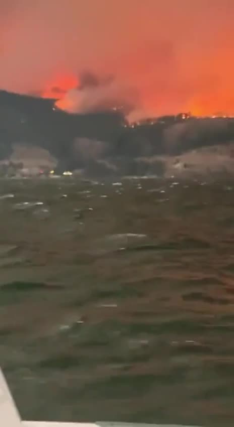 CANADA 🇨🇦 Evacuations are underway as "wildfires" rip through Kelowna, British Columbia.