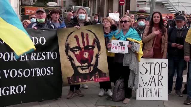 Javier Bardem protests outside Russian embassy