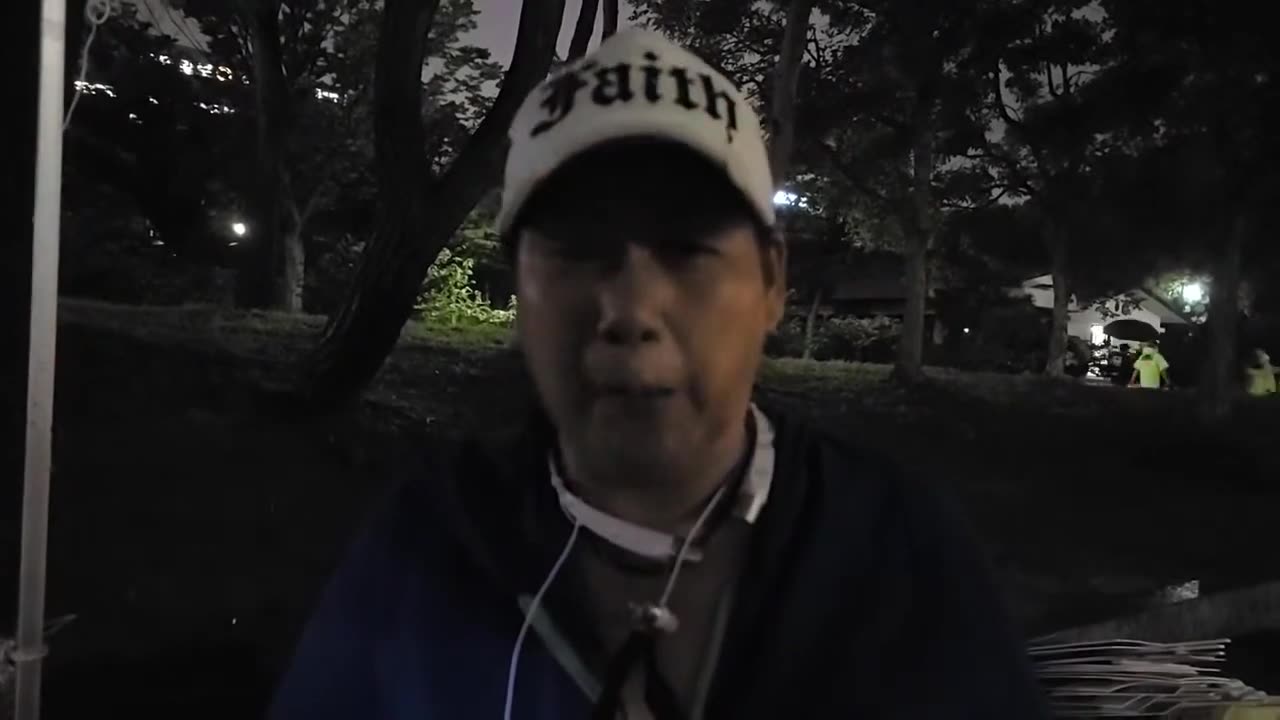 20200904_V3_S01(RKEE7w-HxoA)전국민 촛불 집회에서 더불어민주당까지의 행진이 우천으로 취소되자 이렇게 약하게 해서 어쩌냐고 강하게 아쉬움을 토로하는 시민