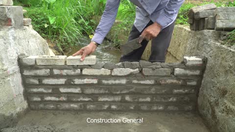 Blocking the flow of water to build small hydroelectricity with a screw turbine