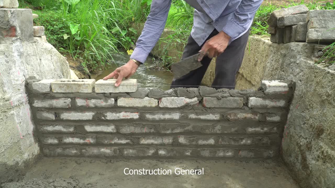 Blocking the flow of water to build small hydroelectricity with a screw turbine