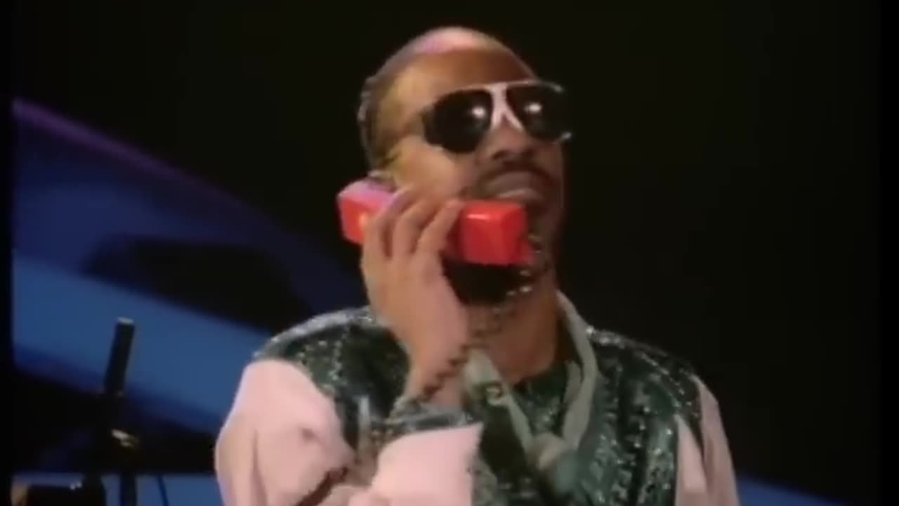 Stevie Wonder - I Just Called To Say I Love You (Music Video)
