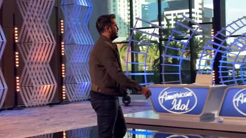 LOL! Roll Tide With Katy Perry As She Pranks Luke Bryan On The Set Of Season 4 - American Idol