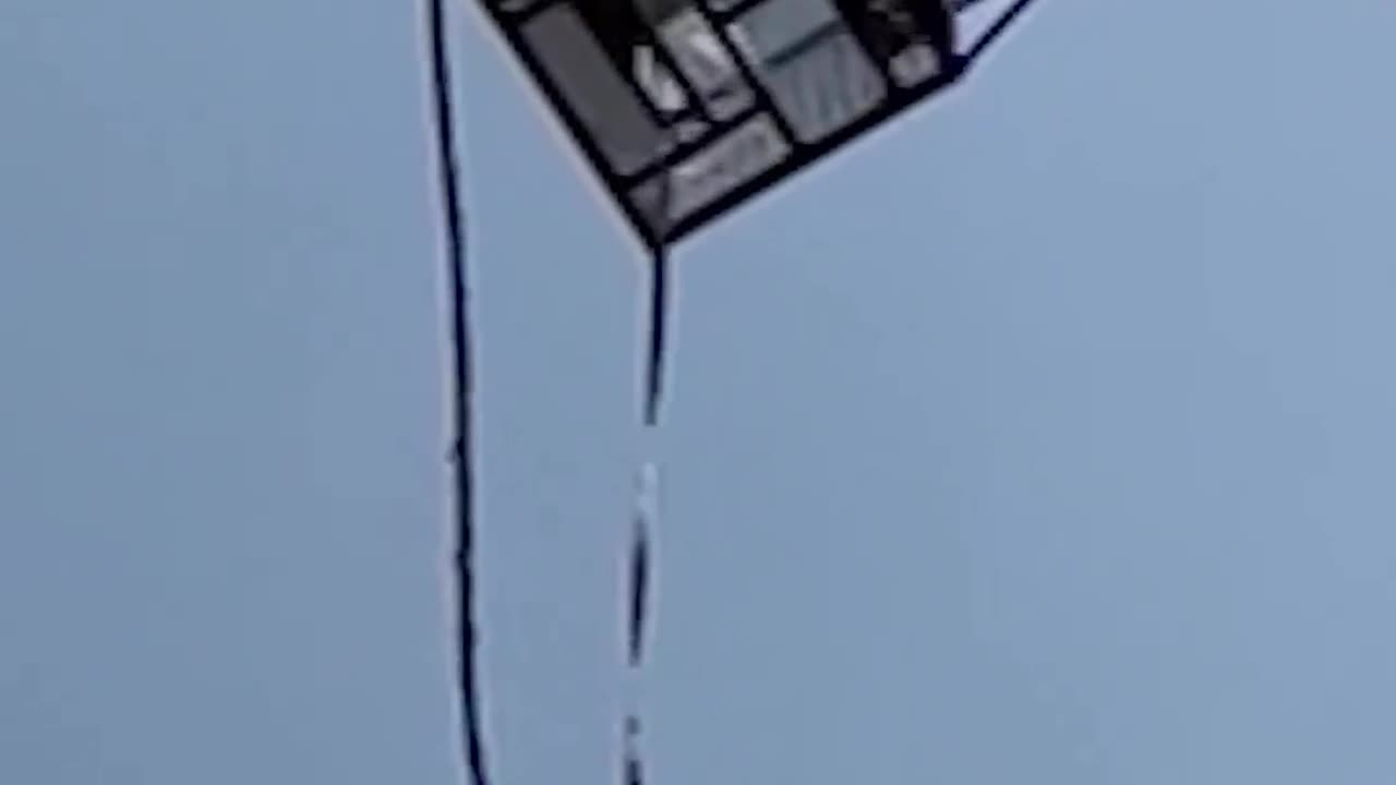 Tourist's bungee core snaps during the jump