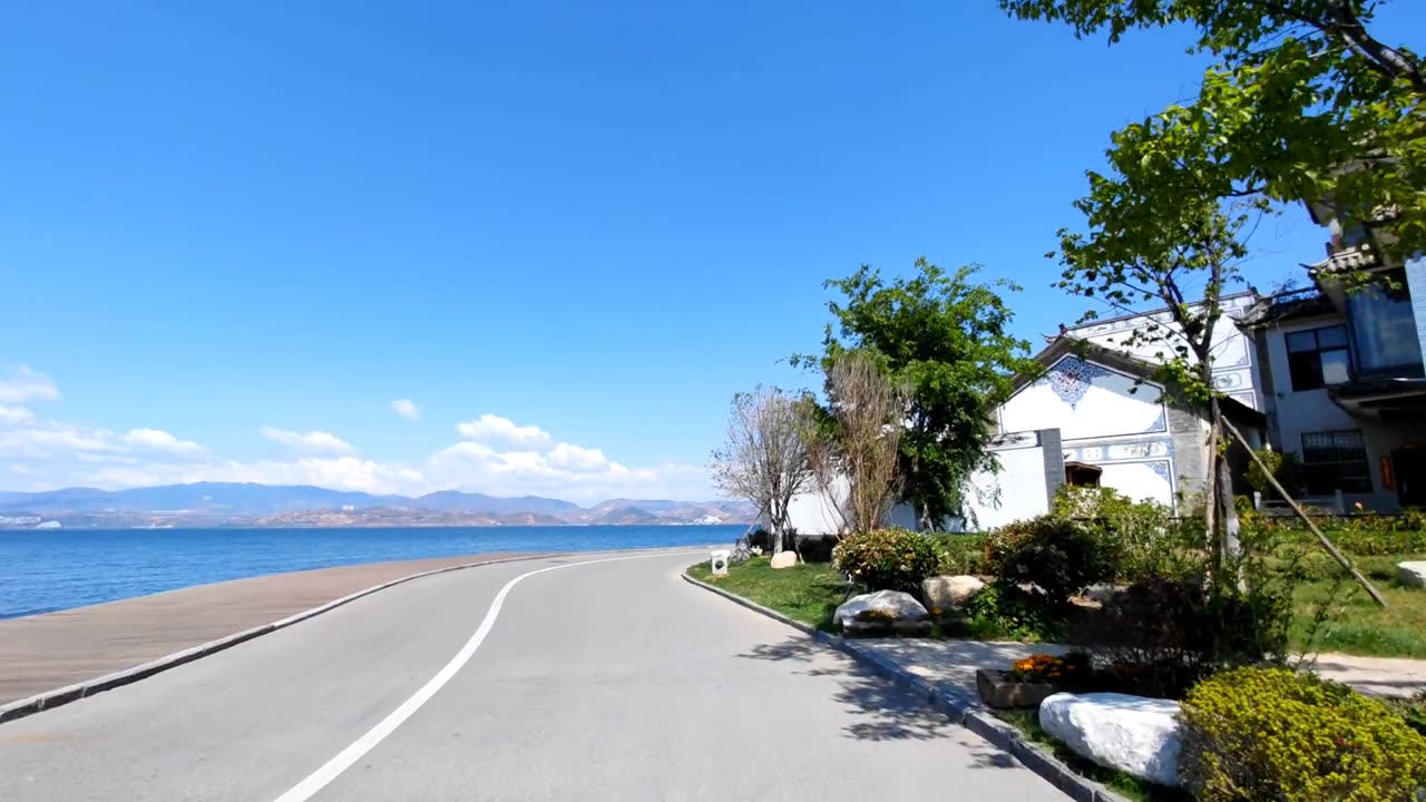Bring your favorite people to ride bicycles along the Erhai Sea, Erhai Sea, healing scenery