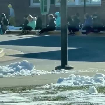Fairfax County VA: Teacher reads to kids outside in 24 degree weather