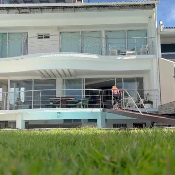 Joelma reaparece em praia após afastamento dos palcos por problemas de saúde