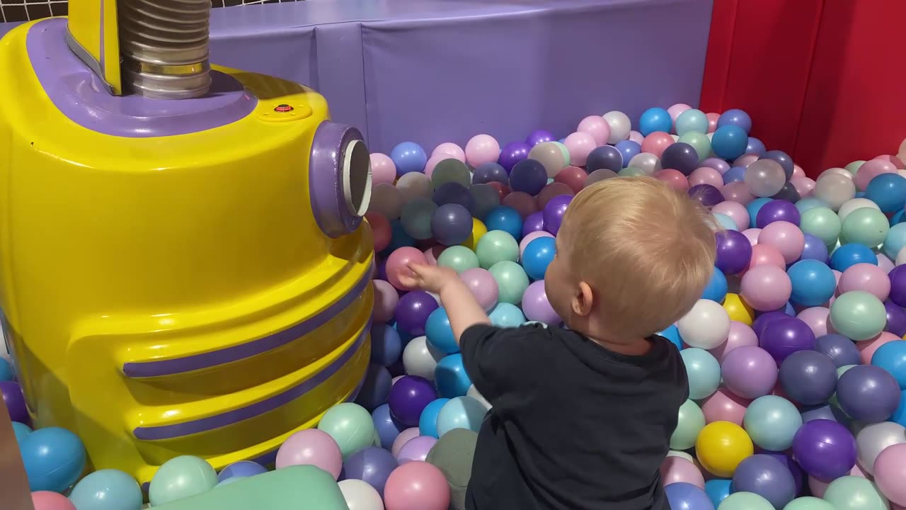 BELLA'S WONDERLAND BALL PIT//