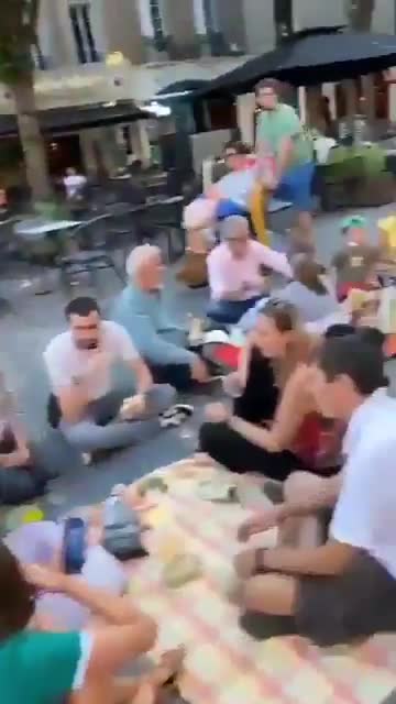 citoyens français boycottent les passeports vaccinaux en mangeant juste devant des bars