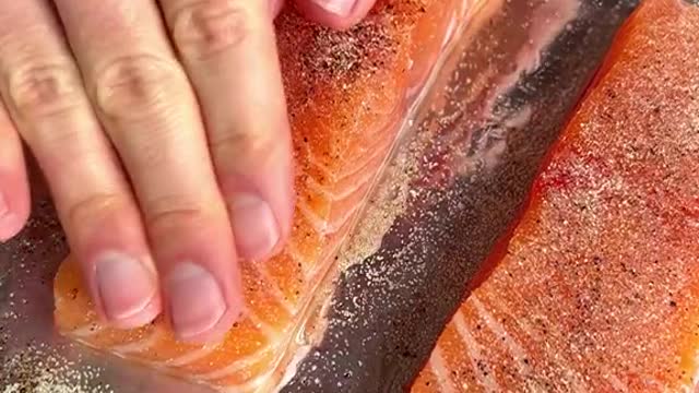 This salmon is sooo good and takes less than 15 minutes to make save this for later 😋