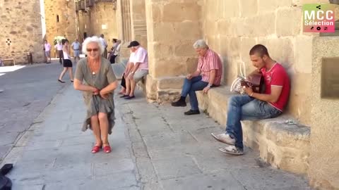 An amazing singer and lady - Flamenco in the street