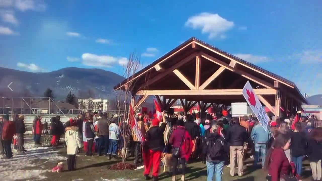 Canadians sing American anthem