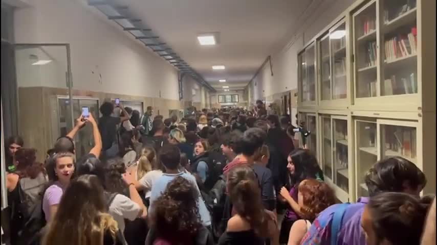 «Polimeni dimettiti», gli studenti occupano le aule di Scienze politiche alla Sapienza