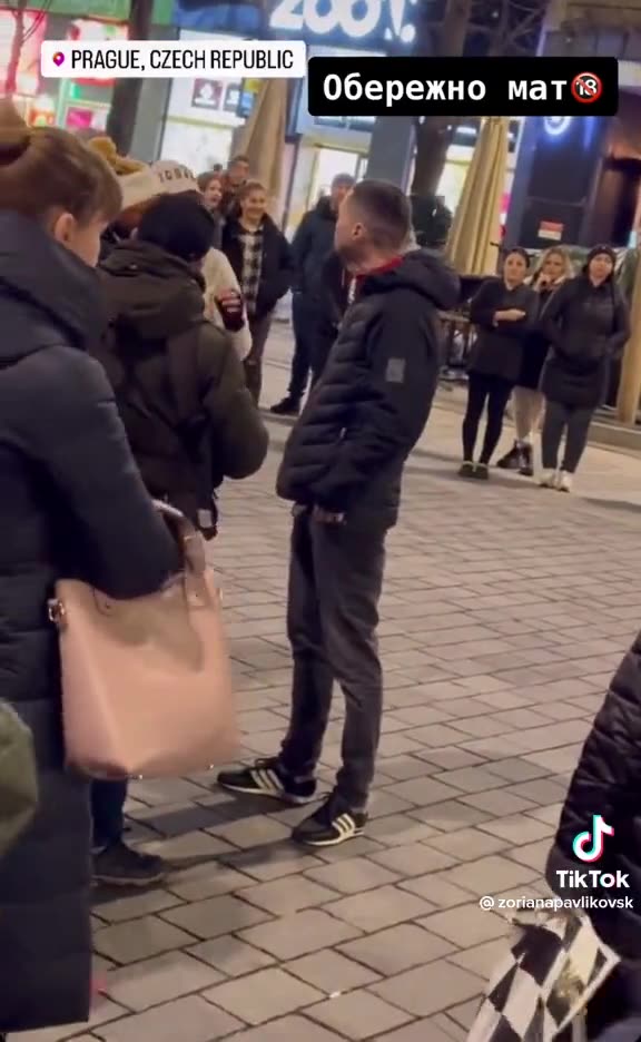 Ukrajinec napadající po banderovské demonstraci na Václaváku kolemjdoucí