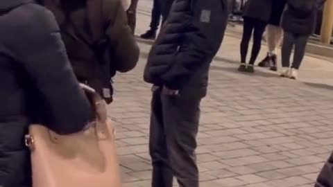 Ukrajinec napadající po banderovské demonstraci na Václaváku kolemjdoucí