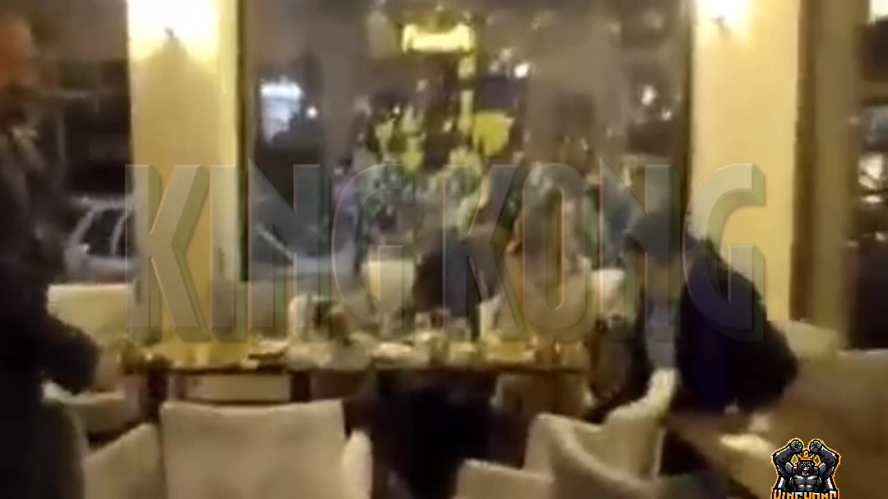 Αδωνις τρώει γιαούρτια από ορισμένους πολίτες