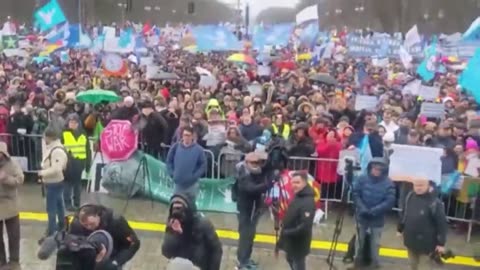 A Berlino ieri si è svolta una manifestazione di massa contro...