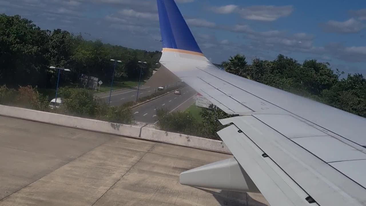 Copa airlines crossing bridge at Cancún 2011-11-15