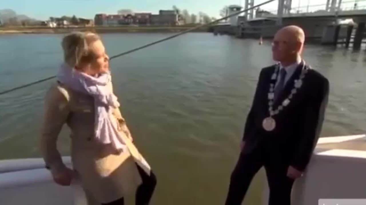 news presenter falls off the boat