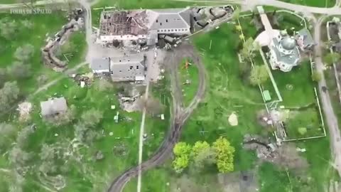 Vídeo mostra drone ucraniano lançando bomba sobre soldados russos | CENAS DA GUERRA