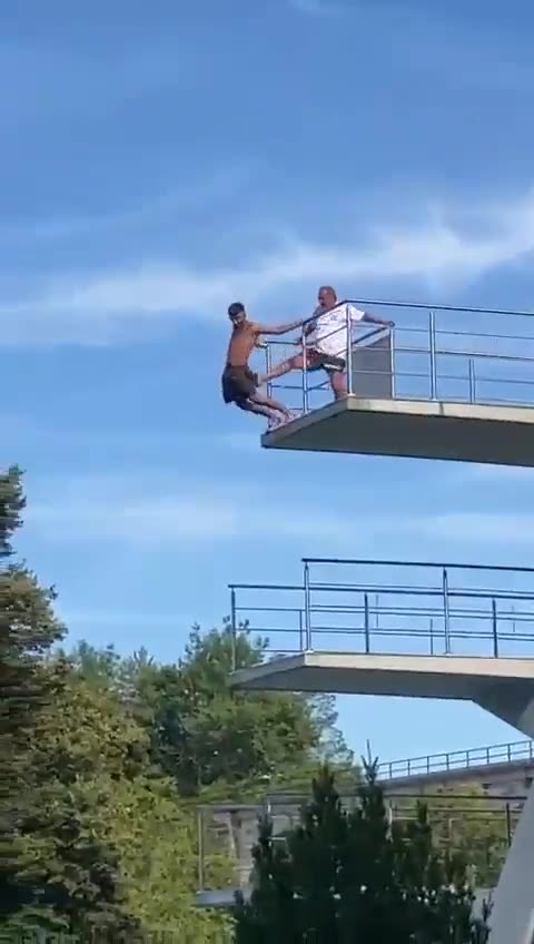 Bademeister stößt Jugendlichen von Zehn-Meter-Turm