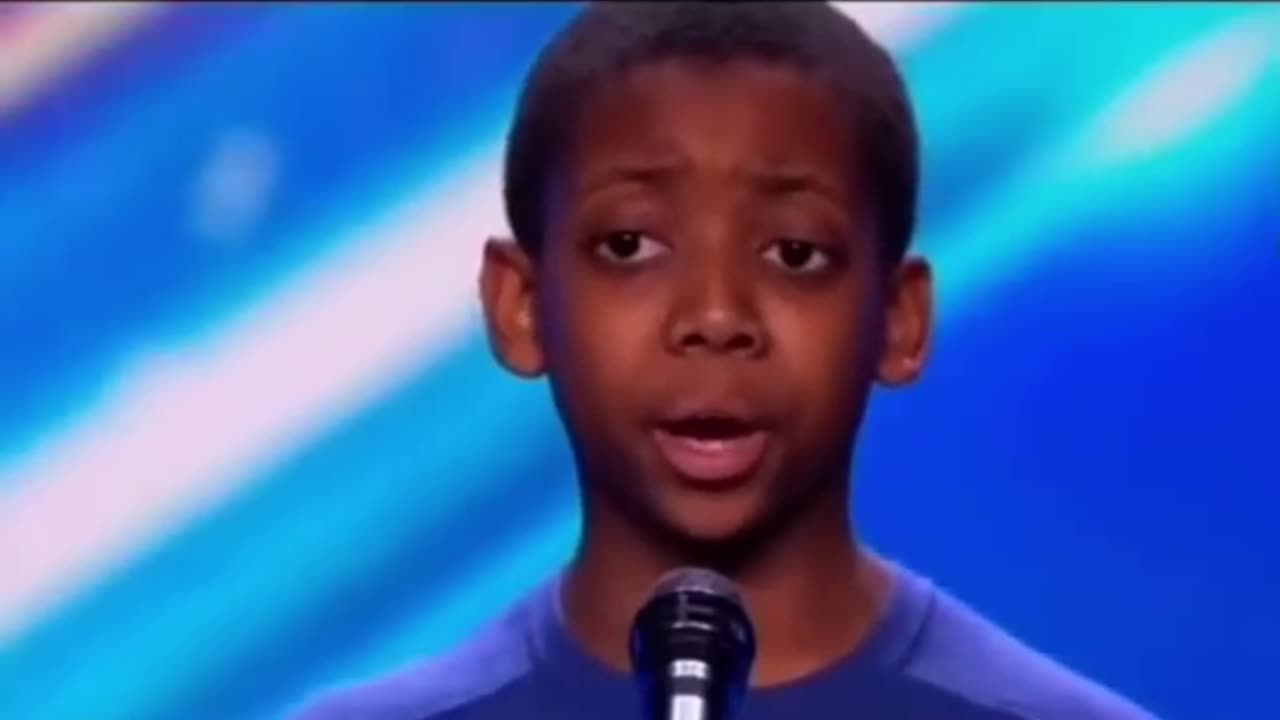 Ele está Cantando em 963hz, também conhecido como "a frequência da harmonia divina" A nota de Deus!