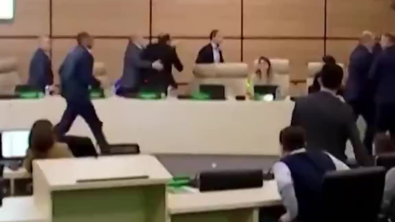 Georgia’s 🇬🇪 election chief doused in black paint during meeting