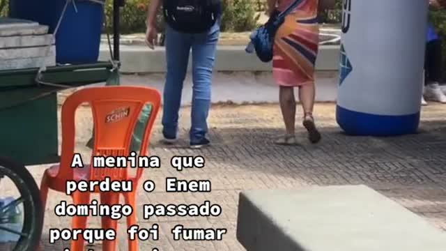 e os repórteres tentando falar com ela