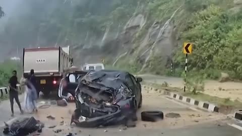 GIANT ROCK ROLL DOWN ON A CAR