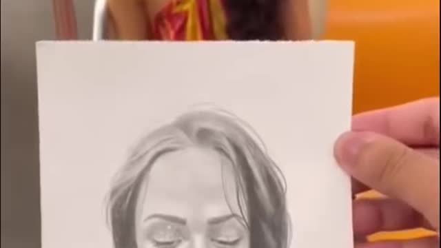 Surprising strangers with their own portrait drawing! WOW!