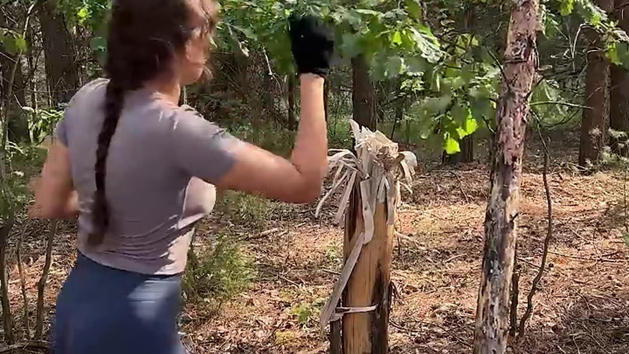 Pretty WOMAN knows how to handle a knife🔪 #camping #survival #bushcraft