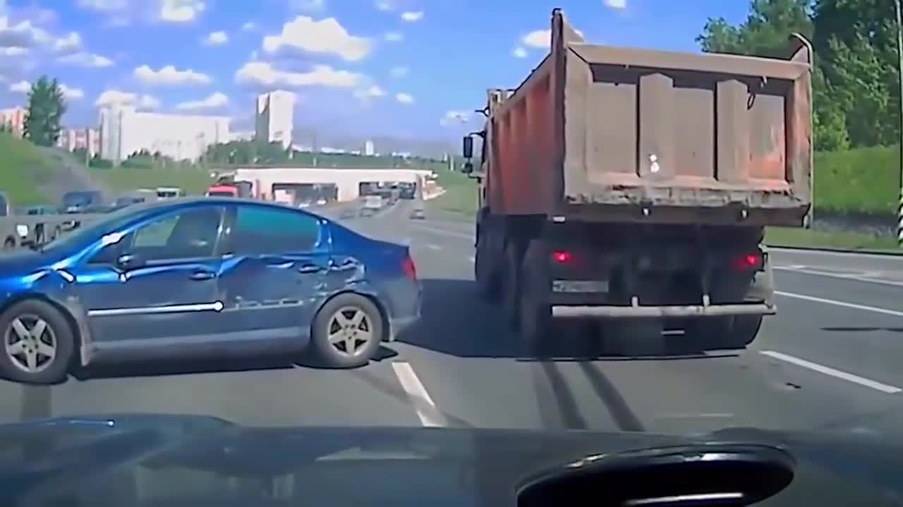 Top 10 Crazy Truck Drivers - Don't mess with them!