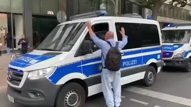 ORA IL REGIME, PICCHIA ANCHE LE DONNE??