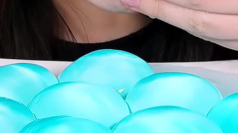 Edible Water Bottle #zoeyasmr #zoeymukbang #bigbites #mukbang #asmr #food #먹방 #틱톡푸드 #ediblewater #wa