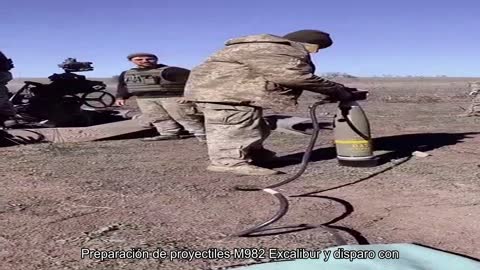 Preparando proyectiles M982 Excalibur y disparándolos desde el cañón M777