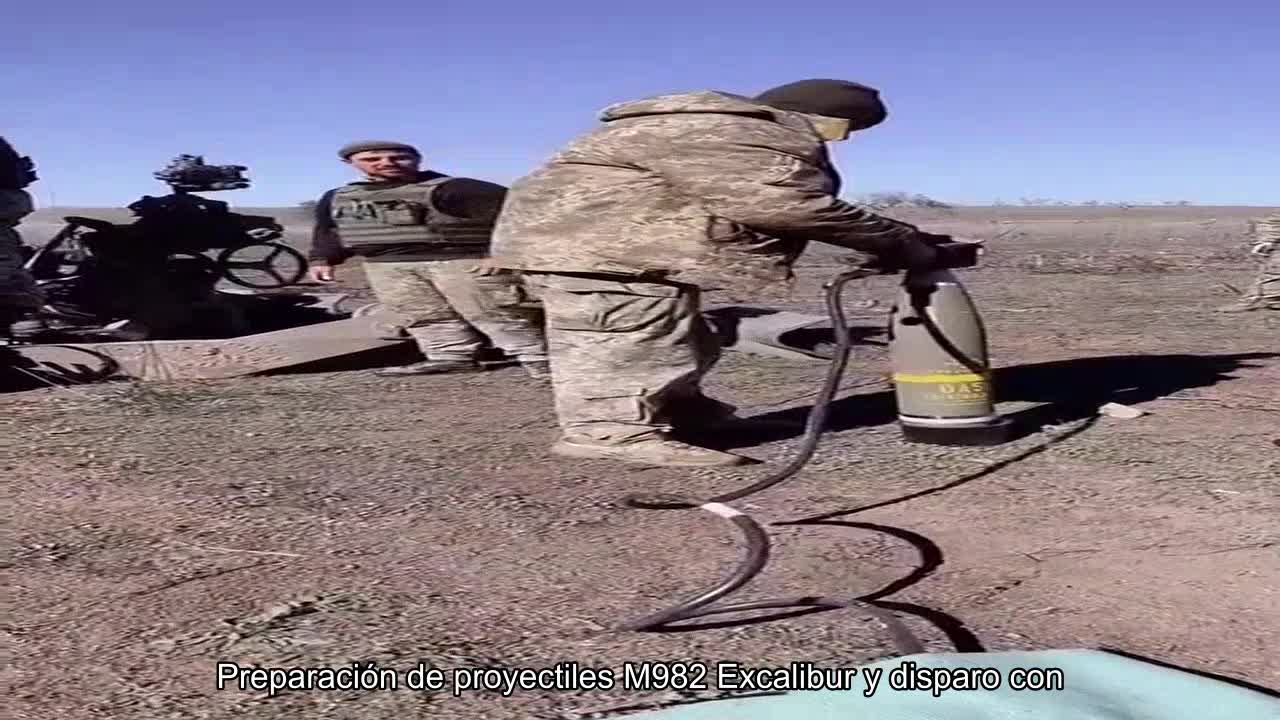 Preparando proyectiles M982 Excalibur y disparándolos desde el cañón M777