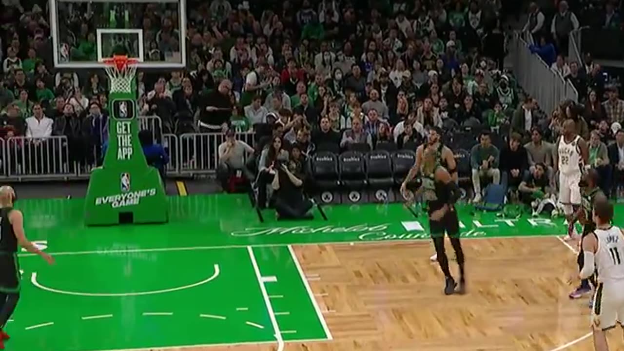 NBA - Dame (19 PTS) hits back-to-back threes as the Bucks pull within 5