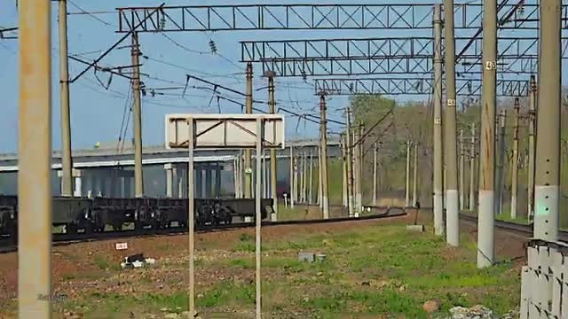 Commuter&freight trains pass over a bridge/Пригородный и грузовой поезда проезжают по мосту