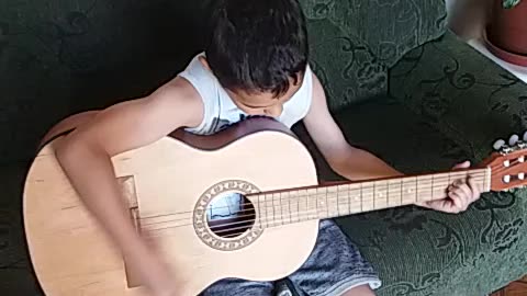 MEU NETO APRENDENDO TOCAR VIOLÃO