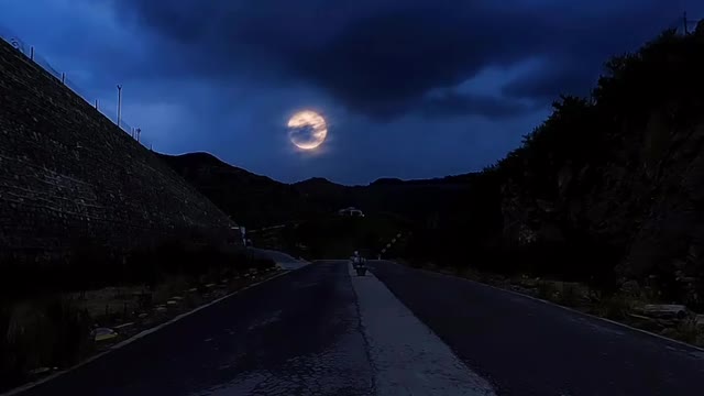 Flash lightnihg in the night sky