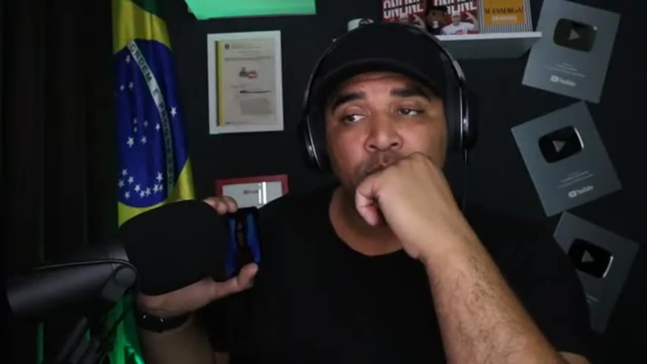 URGENTE!! Capanga de ditador Nicolas Maduro agride repórter da TV Globo com um soco