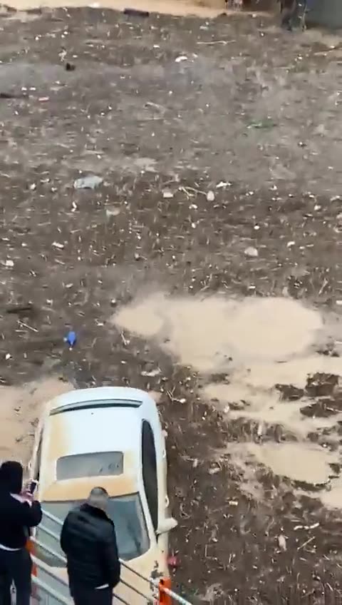 Massive floods hit Sanliurfa, Turkey - Streets turned into lake.