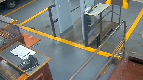 3205LHOBBACStLoadingDock_2021-01-06_17h19min50s923ms.mp4