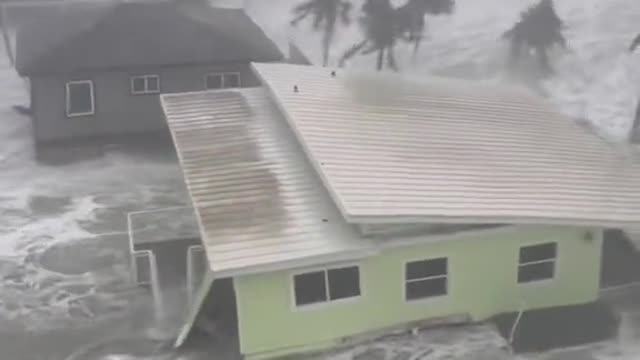 Florida, uragano IAN, l' oceano inonda la terra ferma