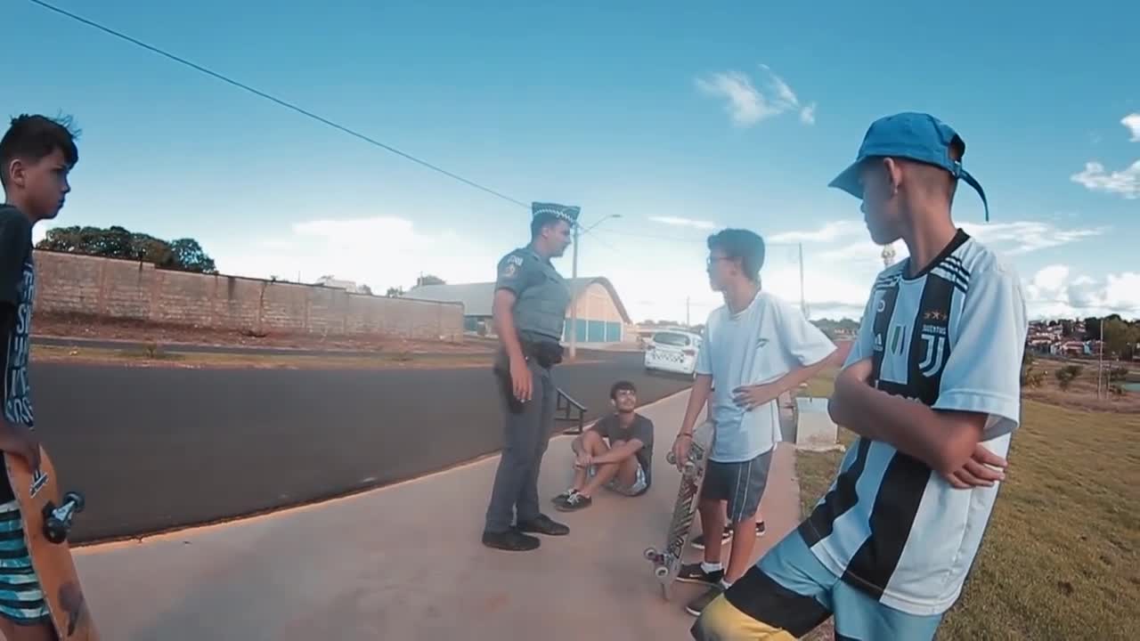 Você não vai acreditar no que este policial fez!/ You won't believe what this cop did!