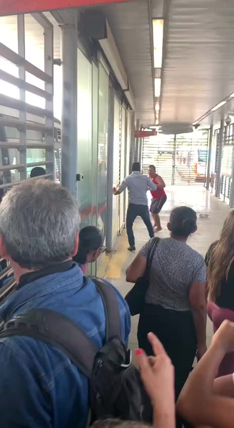 Video: pasajeros se dan ‘tremenda muñequera’ en estación de Transcaribe