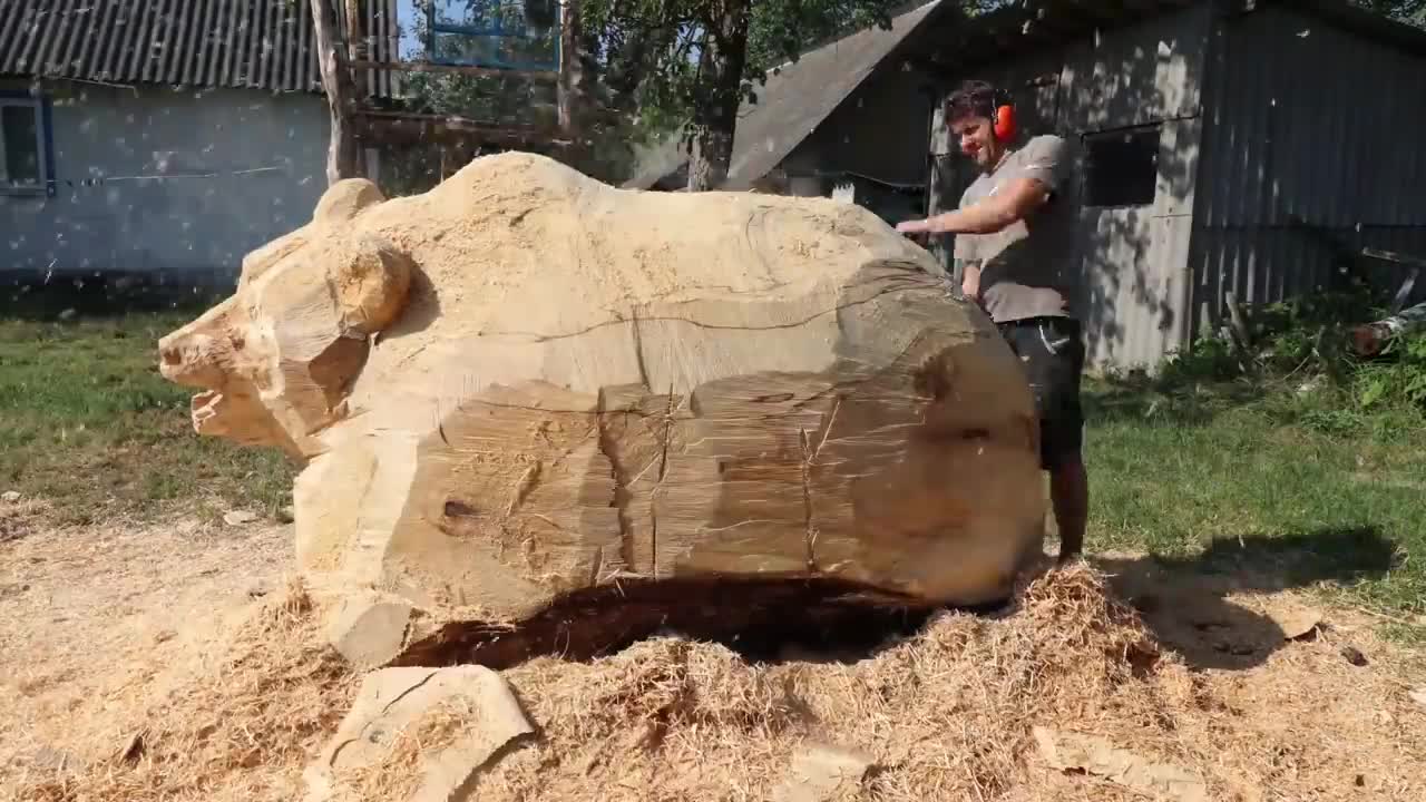 REAL SIZE WOODEN BEAR, amazing chainsaw wood carving