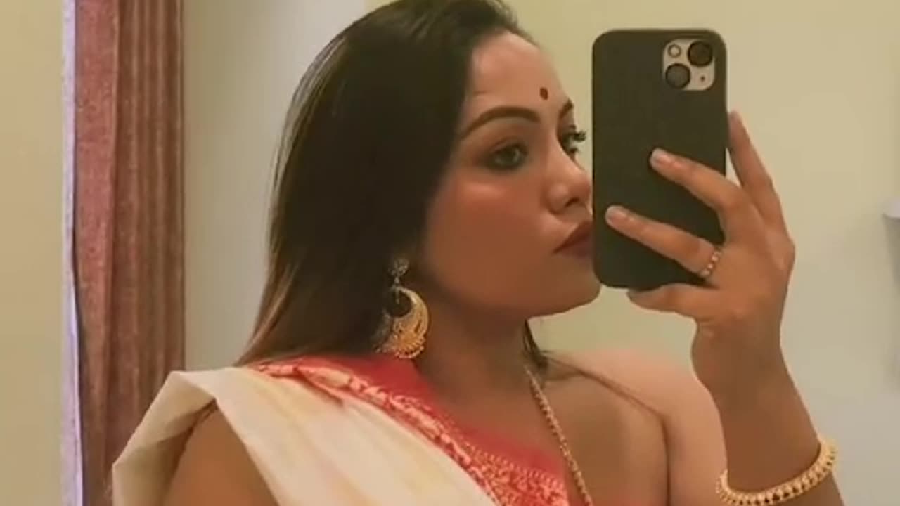 Hot Girl ! Mirror selfie ! Shadi !